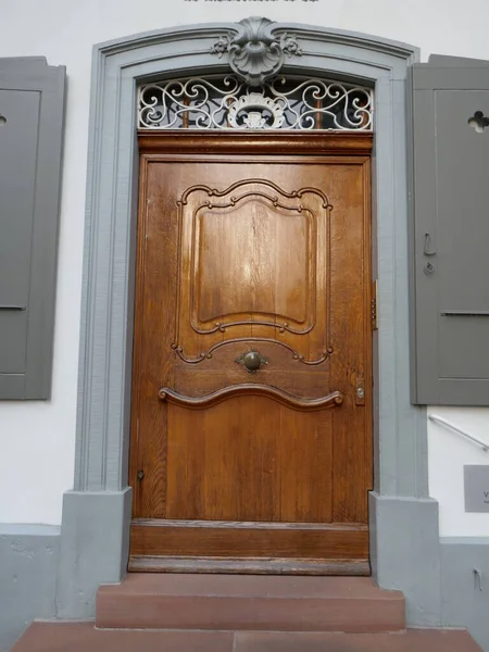 Старая Деревянная Дверь Окном — стоковое фото