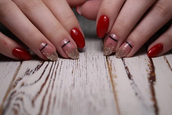 Bella Manicure Con Modello Lucente Uno Sfondo Mani Femminili — Foto Stock