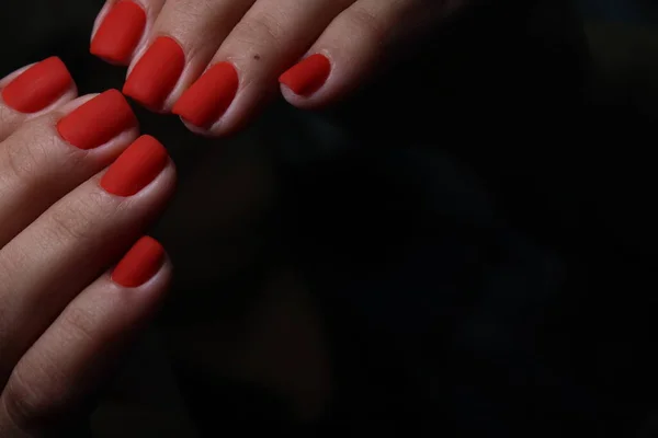 Belle Mani Femminili Con Manicure Rossa Sfondo Nero — Foto Stock