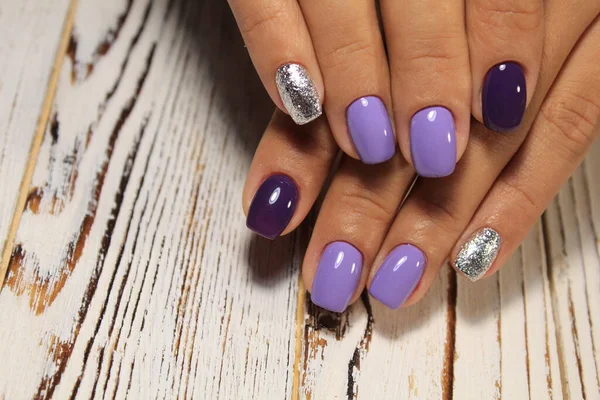 Hermosa Manicura Con Uñas Color Azul Brillante Blanco — Foto de Stock