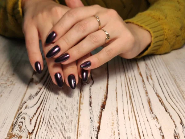 Belle Mani Femminili Con Manicure Uno Sfondo Legno — Foto Stock