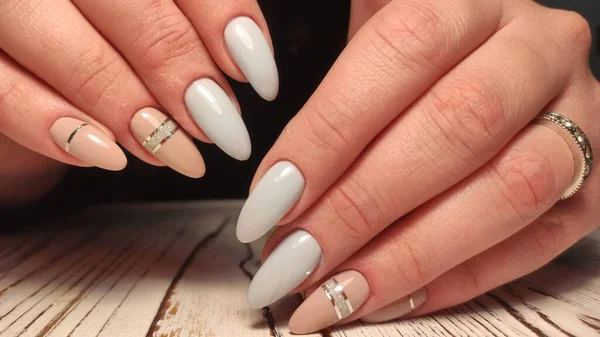 Piękny Manicure Jasnym Wzorem Tle Żeńskich Rąk — Zdjęcie stockowe