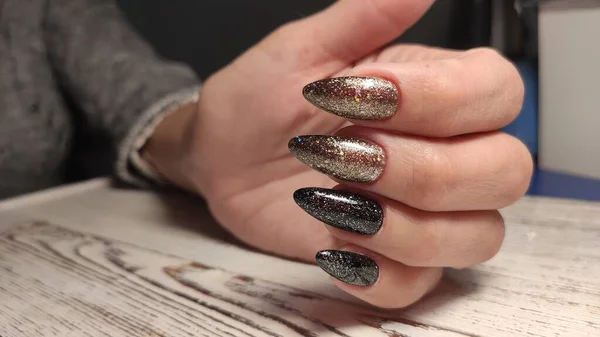 Piękny Manicure Lakierem Paznokci Drewnianym Tle — Zdjęcie stockowe