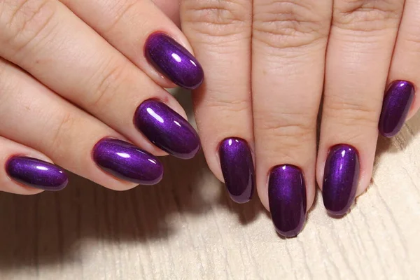 Piękny Manicure Jasnoróżowymi Niebieskimi Paznokciami — Zdjęcie stockowe