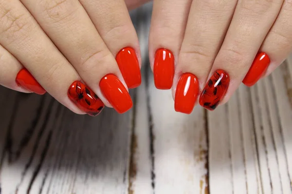 Hermosas Manos Femeninas Con Manicura Sobre Fondo Textura Brillante —  Fotos de Stock