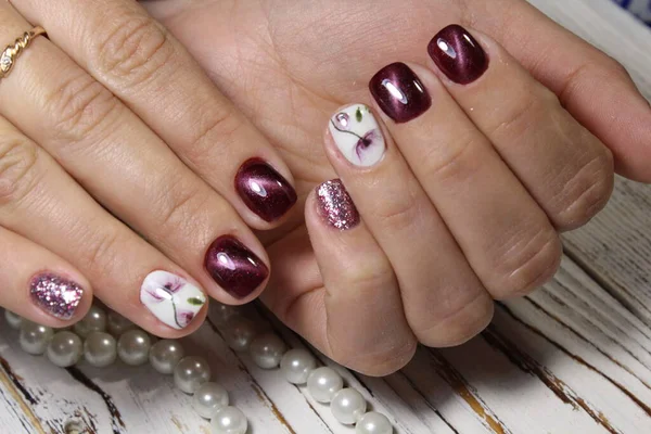 Piękny Manicure Jasnym Wzornictwem — Zdjęcie stockowe