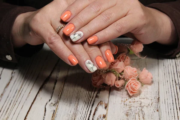 Vackra Kvinnliga Händer Med Blomma Trä Bakgrund — Stockfoto