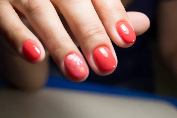 Hermosa Manicura Con Esmalte Uñas Sobre Fondo Blanco — Foto de Stock