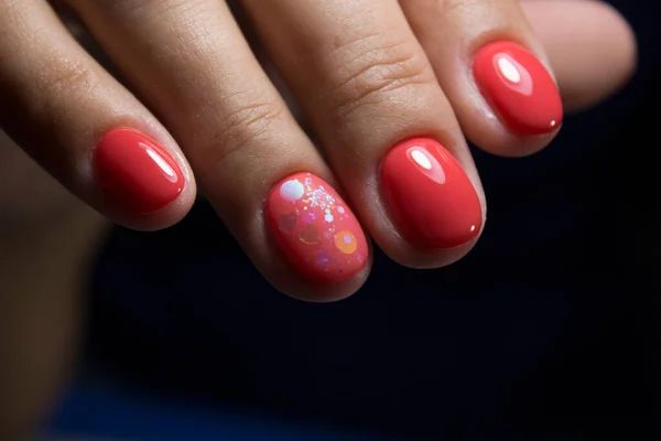 Hermosa Manicura Con Uñas Color Azul Brillante Blanco — Foto de Stock