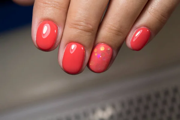 Manicura Hermosa Con Patrón Brillante Sobre Fondo Las Manos Femeninas —  Fotos de Stock