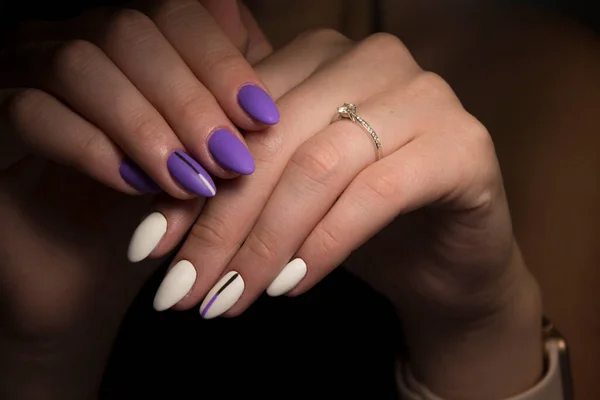 Bela Manicure Com Verniz Unhas Roxo Azul Brilhante Fundo Preto — Fotografia de Stock