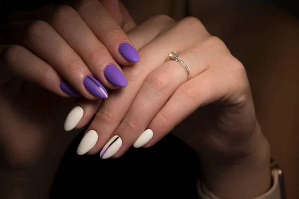 Bela Manicure Com Verniz Unhas Roxo Azul Brilhante Fundo Preto — Fotografia de Stock
