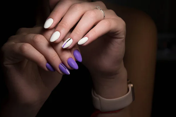 Belle Mani Femminili Con Manicure Sfondo Nero — Foto Stock