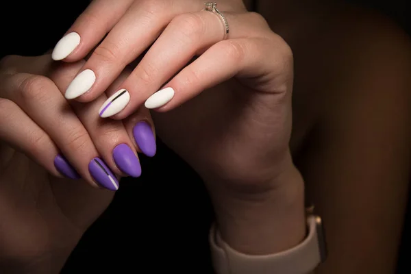 Bela Manicure Com Padrão Brilhante Fundo Preto — Fotografia de Stock