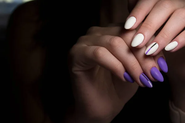Mooie Manicure Met Een Nagellak Een Zwarte Achtergrond — Stockfoto