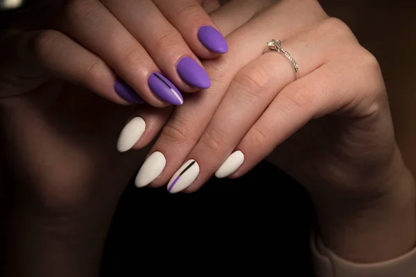 Bela Manicure Com Esmalte Unhas Rosa Azul Brilhante — Fotografia de Stock