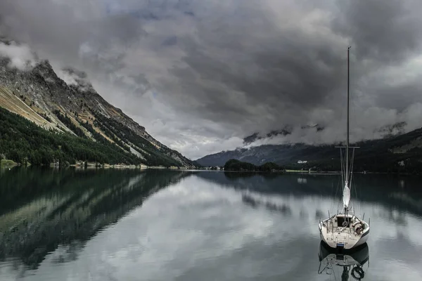Piękny Krajobraz Jeziorem Górami — Zdjęcie stockowe