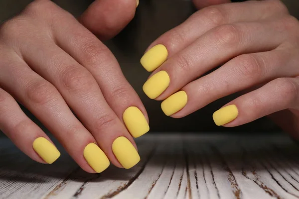 Belas Mãos Femininas Com Manicure Fundo Madeira — Fotografia de Stock