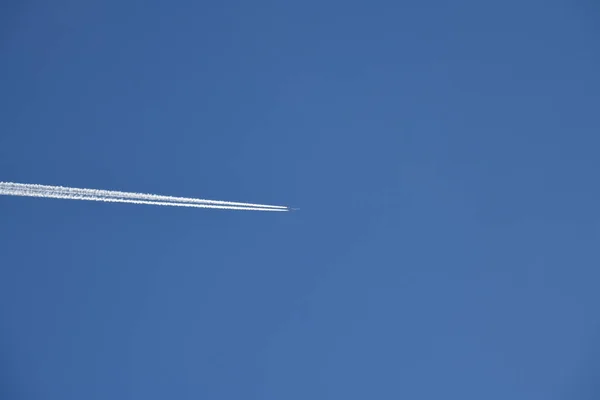 Ταινίες Κηροζίνης Από Αεροπλάνο Και Σύννεφα Στον Ισπανικό Ουρανό Στην — Φωτογραφία Αρχείου