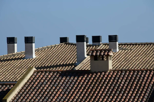 Dach Domu Oknem — Zdjęcie stockowe