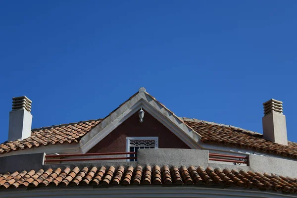 Dak Van Een Huis Met Een Blauwe Lucht — Stockfoto