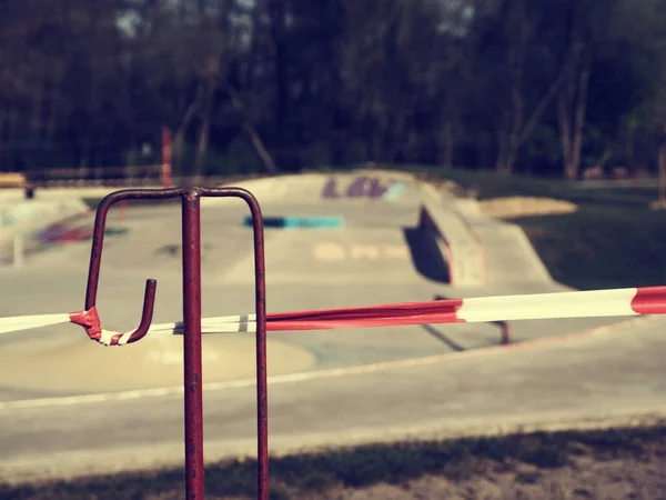 Close Van Barrière Tape Voor Een Skatepark Speeltuin Thuisblijven Leeg — Stockfoto