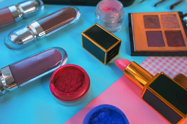 Kosmetik Und Make Produkte Auf Blauem Hintergrund — Stockfoto