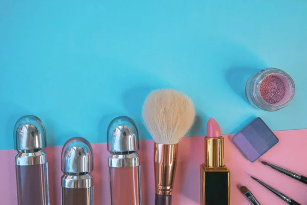 Set Von Make Pinseln Und Kosmetika Auf Farbigem Hintergrund — Stockfoto