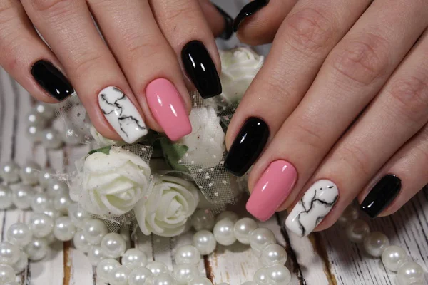 Hermosa Manicura Con Uñas Color Rosa Brillante Blanco Con Esmalte — Foto de Stock