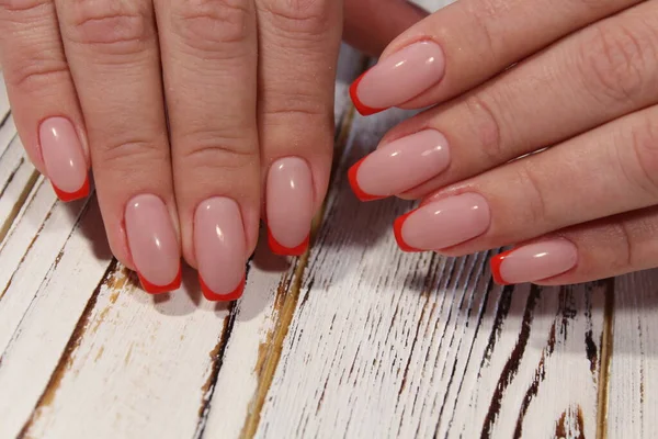 Piękne Kobiece Dłonie Manicure Drewnianym Tle — Zdjęcie stockowe