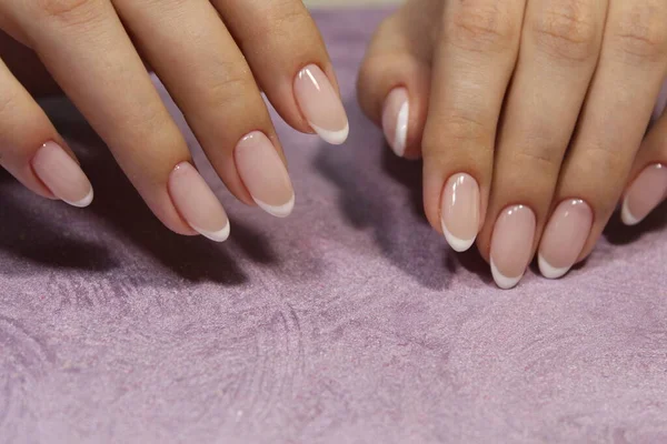 Belle Mani Femminili Con Manicure Uno Sfondo Uno Smalto Bianco — Foto Stock