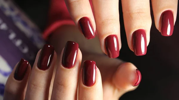 Bella Manicure Con Uno Smalto Rosso Vivo Uno Sfondo Mani — Foto Stock