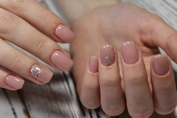 Bella Manicure Con Modello Lucente Uno Sfondo Mani Femminili — Foto Stock