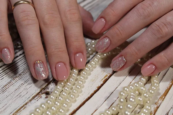 Bela Manicura Com Modelo Brilhante Contexto Umas Mãos Femininas — Fotografia de Stock