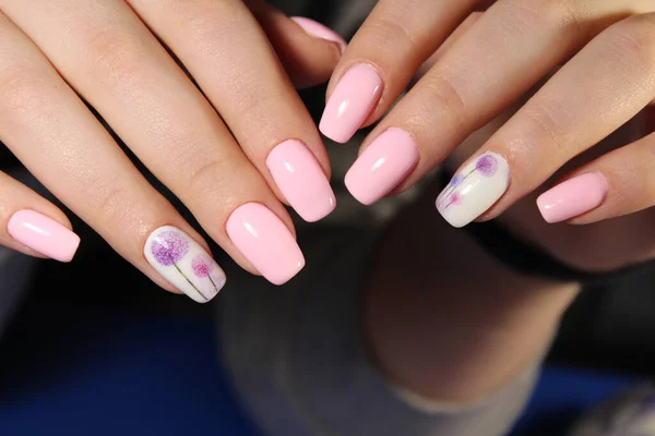 Mooie Manicure Met Een Helder Patroon Een Achtergrond Van Een — Stockfoto