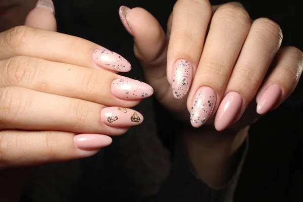 Piękny Manicure Jasnym Wzorem Czarnym Tle — Zdjęcie stockowe