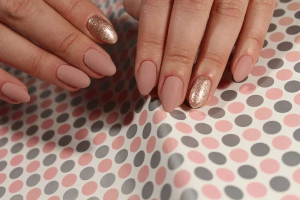 Mooie Vrouwelijke Handen Met Manicure Kleur Achtergrond — Stockfoto