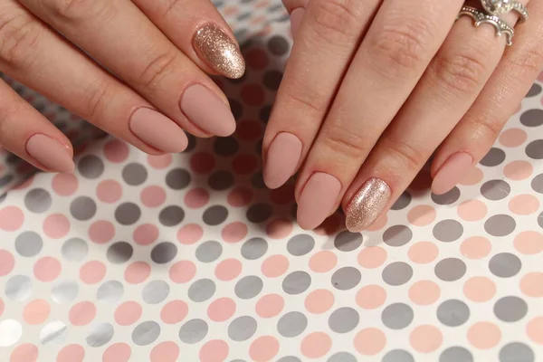 Mooie Vrouwelijke Handen Met Manicure Een Achtergrond Van Een Heldere — Stockfoto