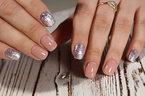 Manicura Hermosa Con Patrón Brillante Sobre Fondo Las Manos Femeninas —  Fotos de Stock