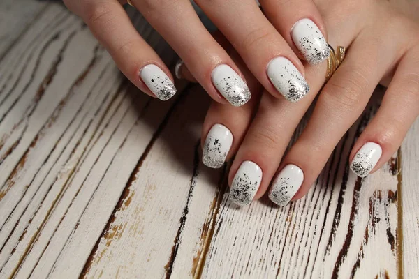 Piękny Manicure Jasnym Wzorem Tle Żeńskich Rąk — Zdjęcie stockowe