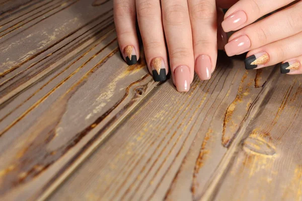 Belas Mãos Femininas Com Manicure Fundo Madeira — Fotografia de Stock