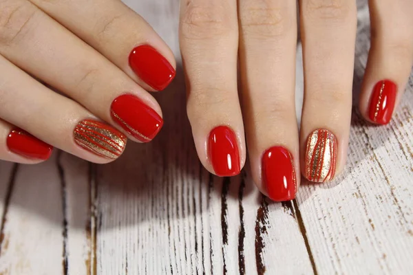 Hermosa Manicura Con Uñas Color Rojo Brillante —  Fotos de Stock