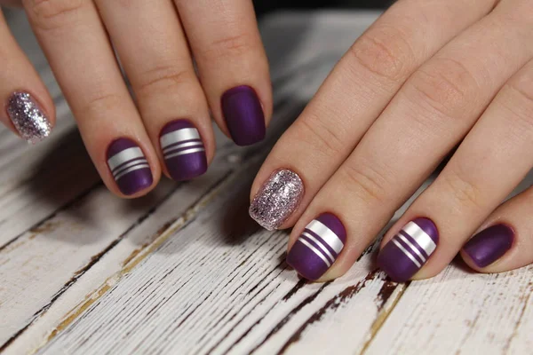 Piękny Manicure Jasnym Wzorem Tle Żeńskich Rąk — Zdjęcie stockowe