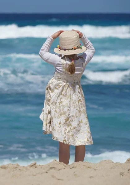 Menina Bonita Com Vestido Chapéu Sol Praia — Fotografia de Stock