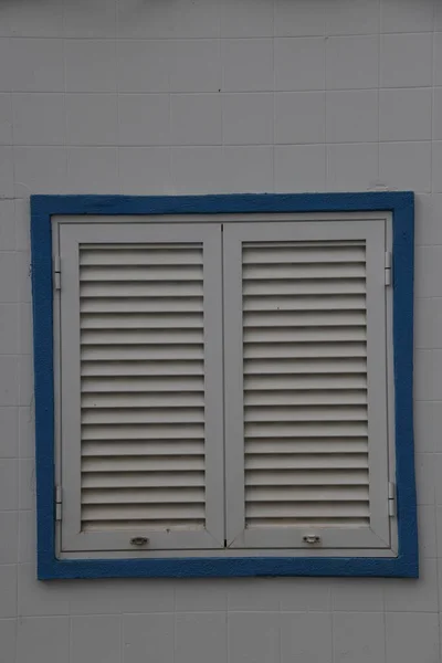 Vieja Ventana Con Una Pared Ladrillo Azul Blanco — Foto de Stock