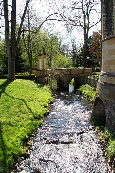 Eine Kirche Einem Fluss — Stockfoto