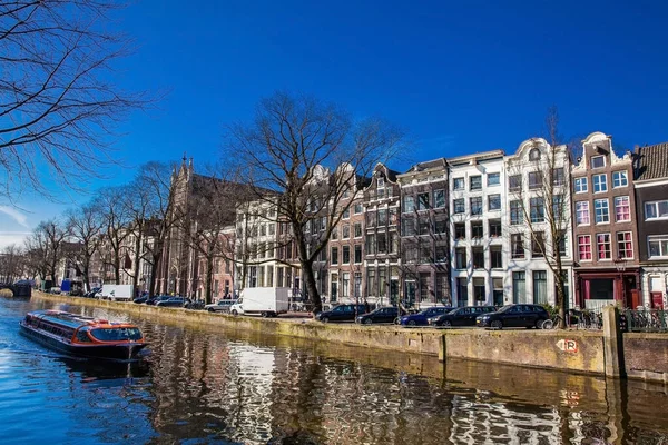 Amsterdam Países Bajos Marzo 2018 Barco Turístico Recorriendo Los Canales — Foto de Stock