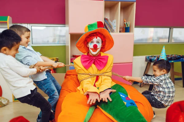 Radosni Mali Chłopcy Związani Zabawnym Klaunem Strefie Dziecięcej Impreza Urodzinowa — Zdjęcie stockowe