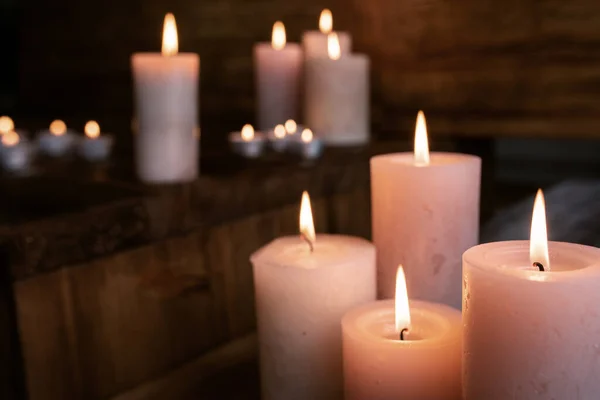 Κεριά Για Μνήμη Και Την Αλληλεγγύη Σκούρο Φόντο Μικρό Βάθος — Φωτογραφία Αρχείου