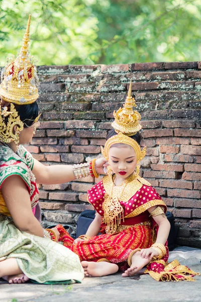 Wanita Asia Mengenakan Khas Pakaian Tradisional Thailand Ini Secara Harfiah — Stok Foto